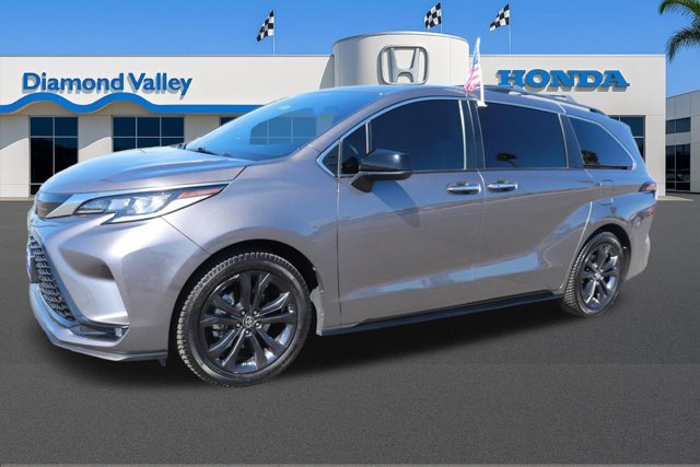 Used 2022 Toyota Sienna XSE w/ XSE Plus Package image 3