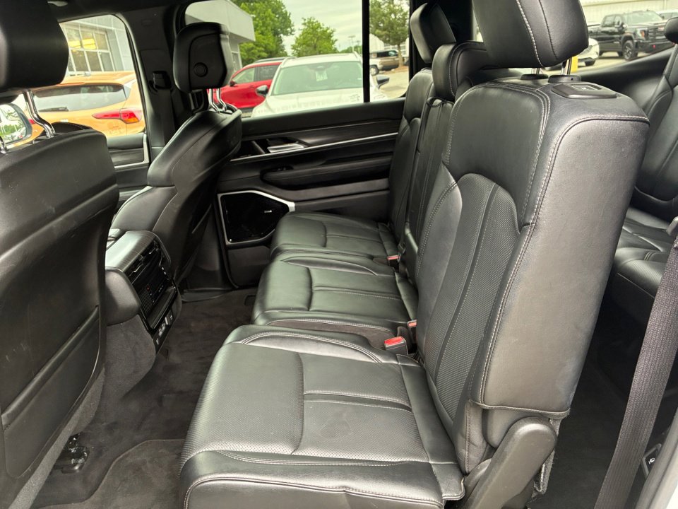 Used 2023 Jeep Wagoneer Series III w/ Premium Group I AWD/4WD image 33