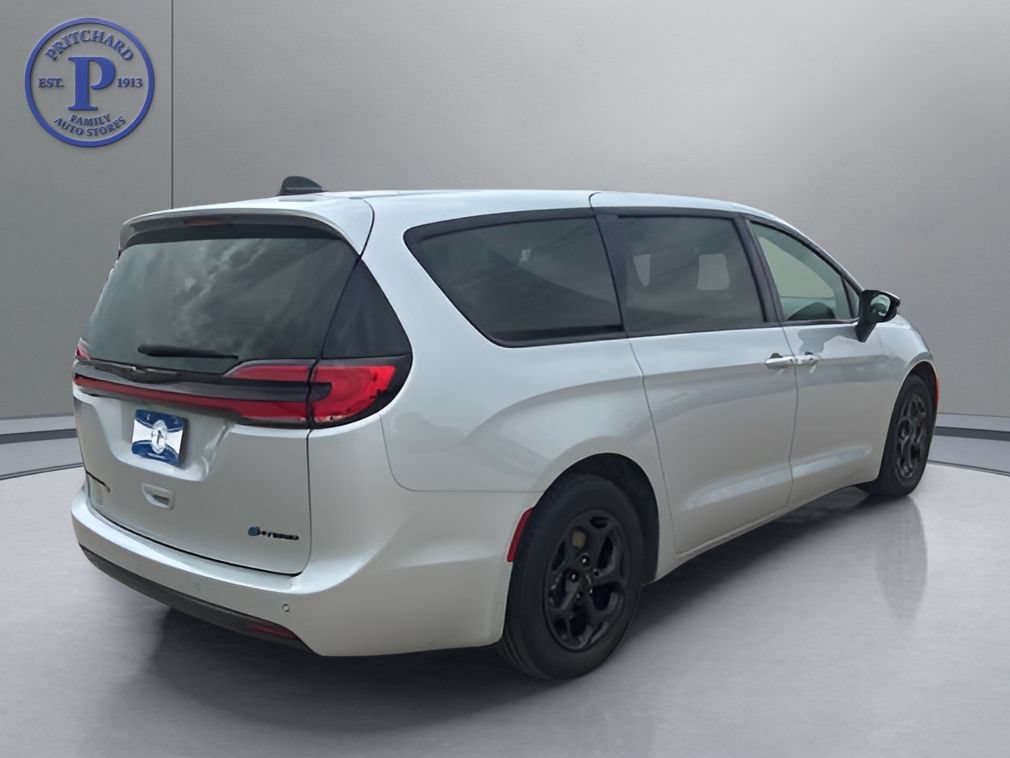 Used 2023 Chrysler Pacifica Limited w/ Uconnect Theater Family Group FWD image 7