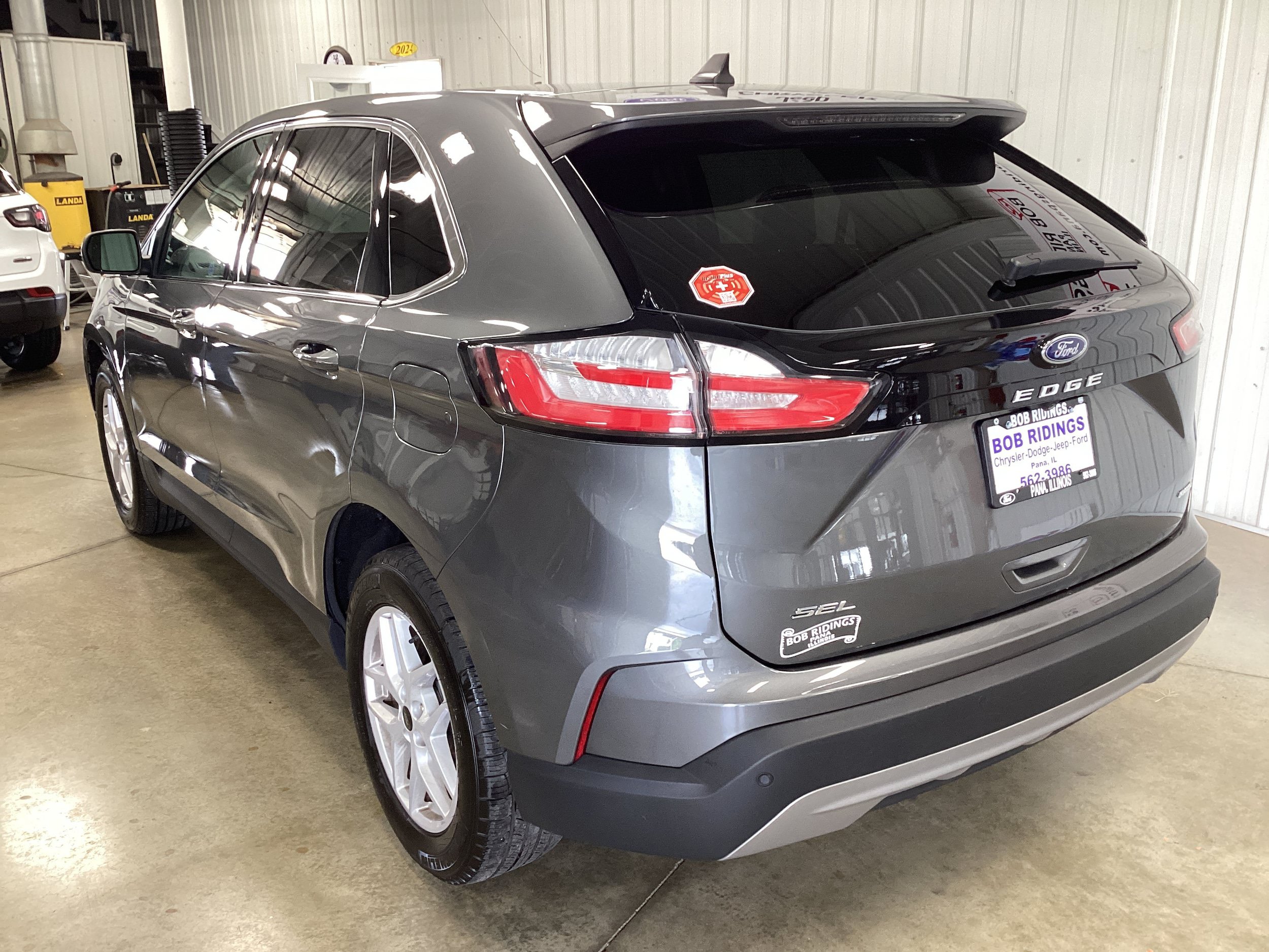 Used 2024 Ford Edge SEL w/ Convenience Package AWD/4WD image 3