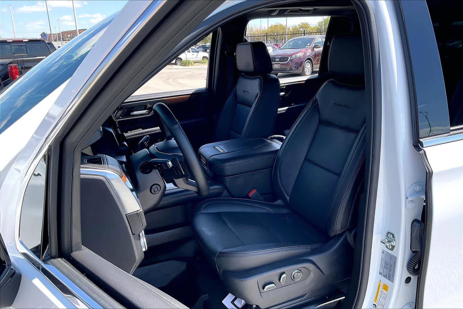 Used 2026 GMC Yukon XL Denali w/ Sun & Power Step Package RWD image 8