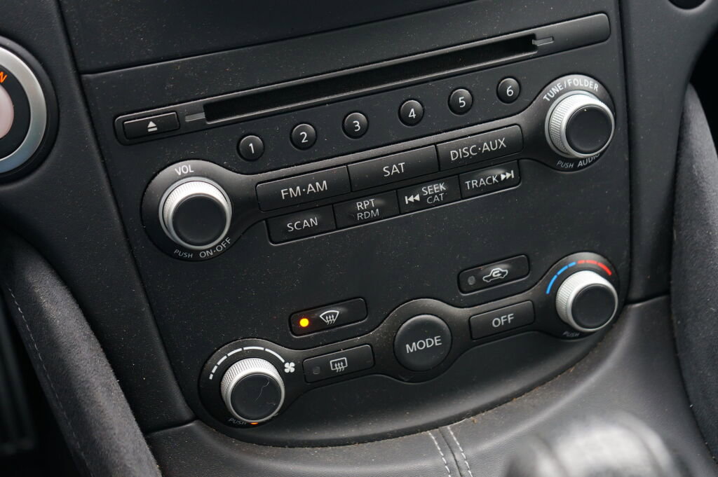 Used 2010 Nissan 370Z Touring w/ Sport Pkg RWD image 19
