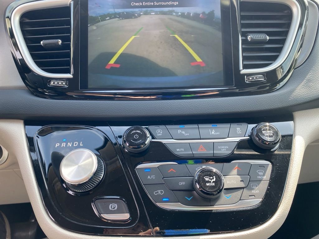 Used 2023 Chrysler Pacifica Touring-L image 36