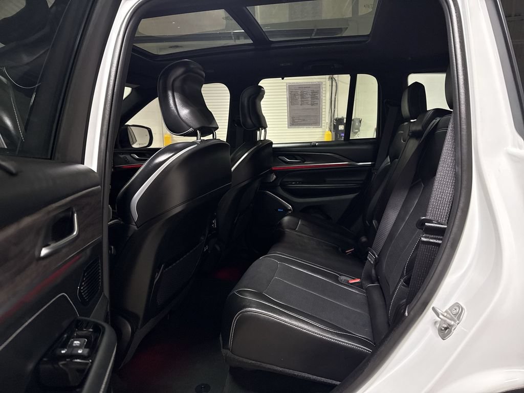 Used 2022 Jeep Grand Cherokee Overland AWD/4WD image 24