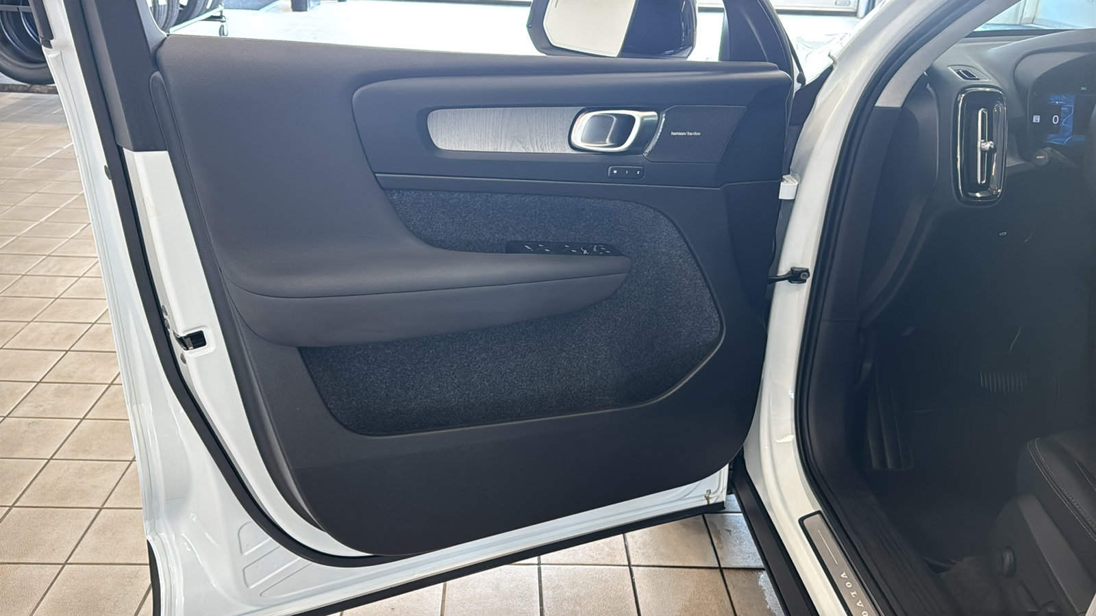 Used 2025 Volvo XC40 B5 Ultra AWD/4WD image 21