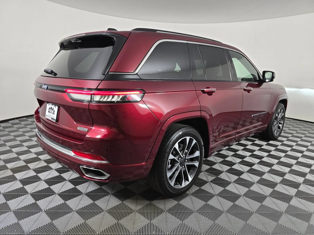 Used 2023 Jeep Grand Cherokee Overland w/ Luxury Tech Group IV AWD/4WD image 3