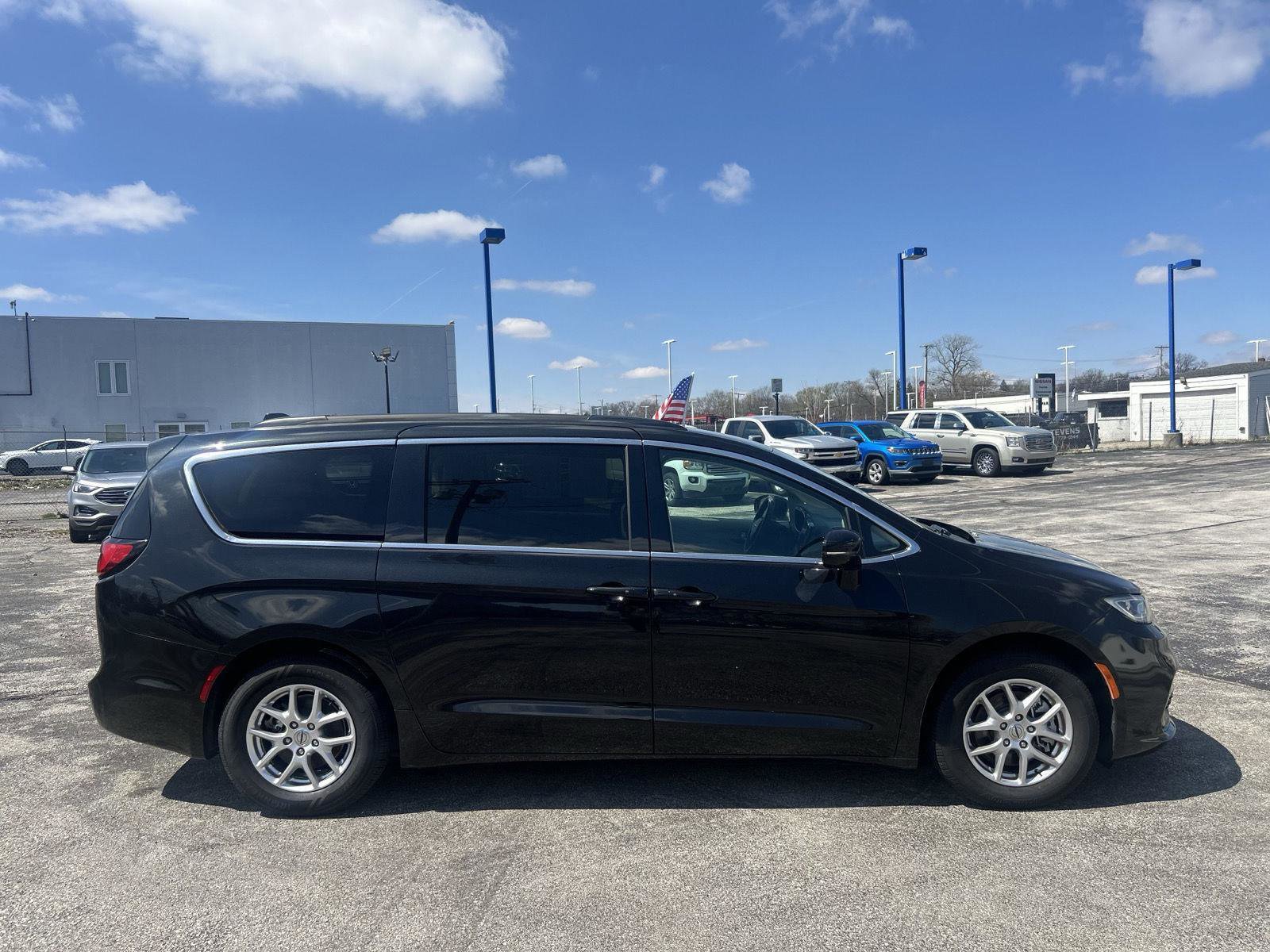 Used 2022 Chrysler Pacifica Touring-L FWD image 4