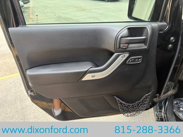 Used 2017 Jeep Wrangler Rubicon w/ Dual Top Group AWD/4WD image 19