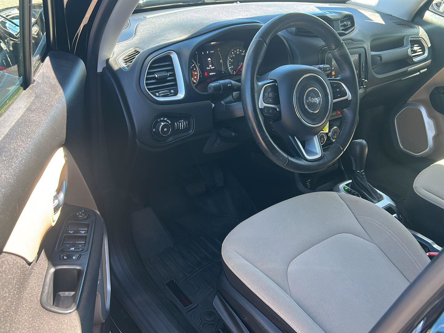 Used 2015 Jeep Renegade Latitude AWD/4WD image 6