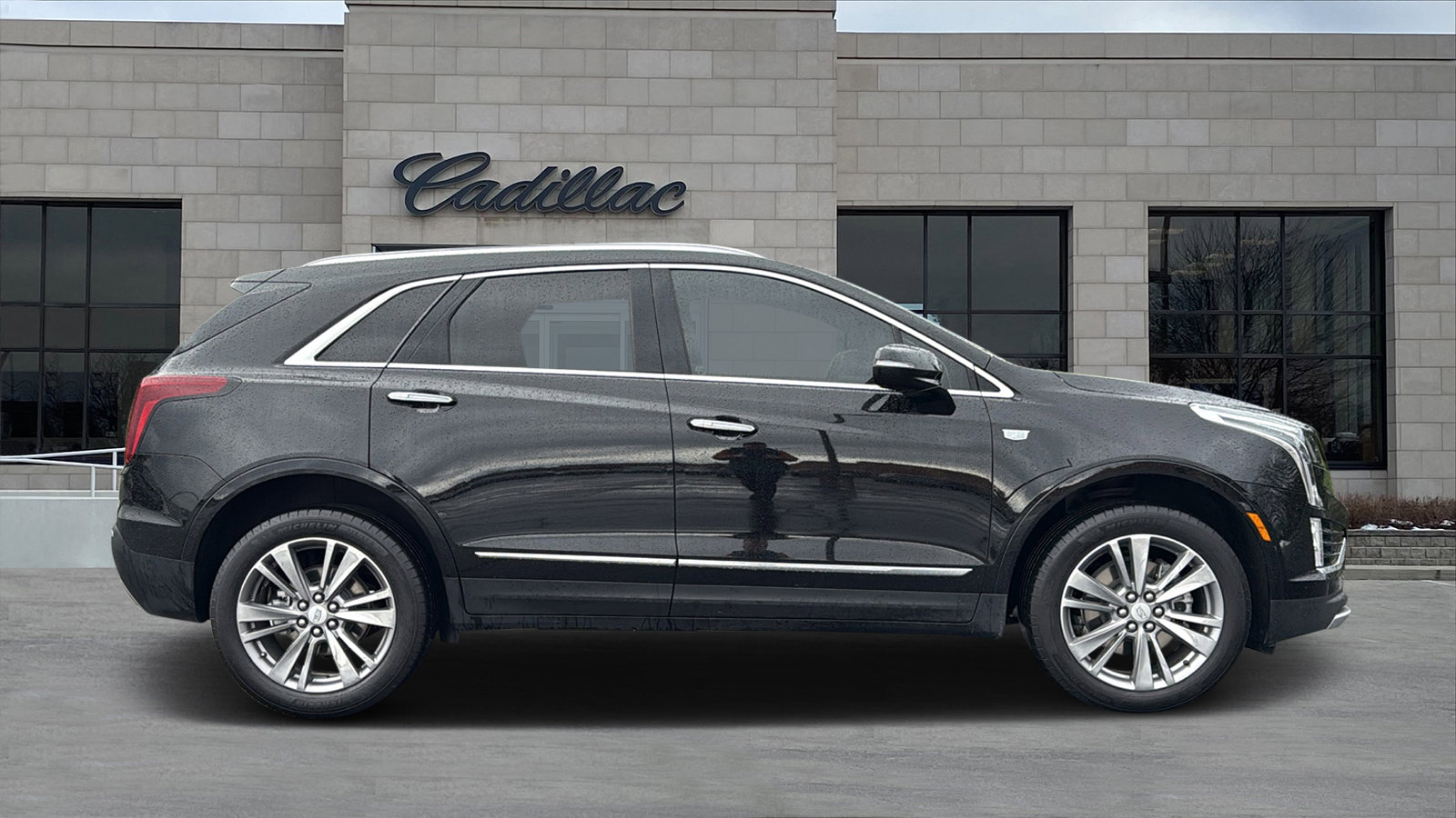 Used 2025 Cadillac XT5 Premium Luxury image 2