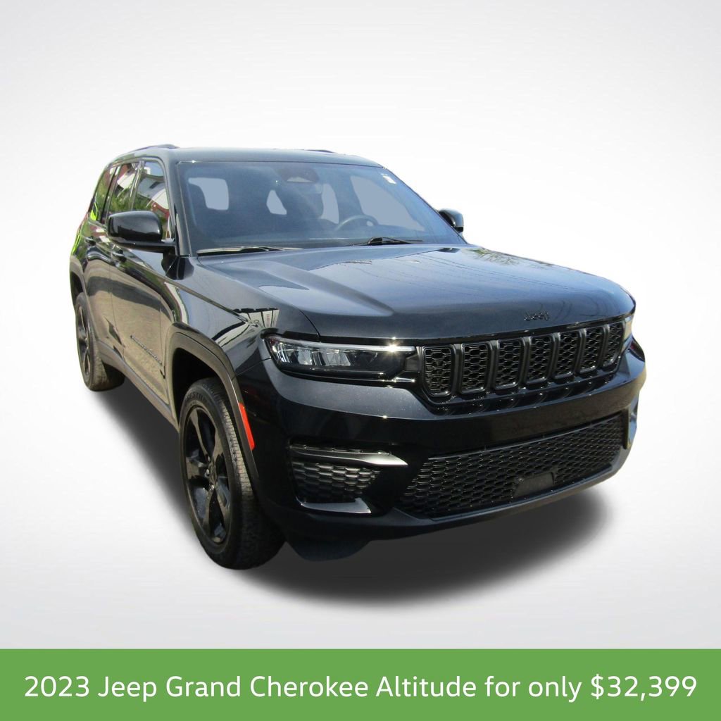 Used 2023 Jeep Grand Cherokee Altitude AWD/4WD image 4