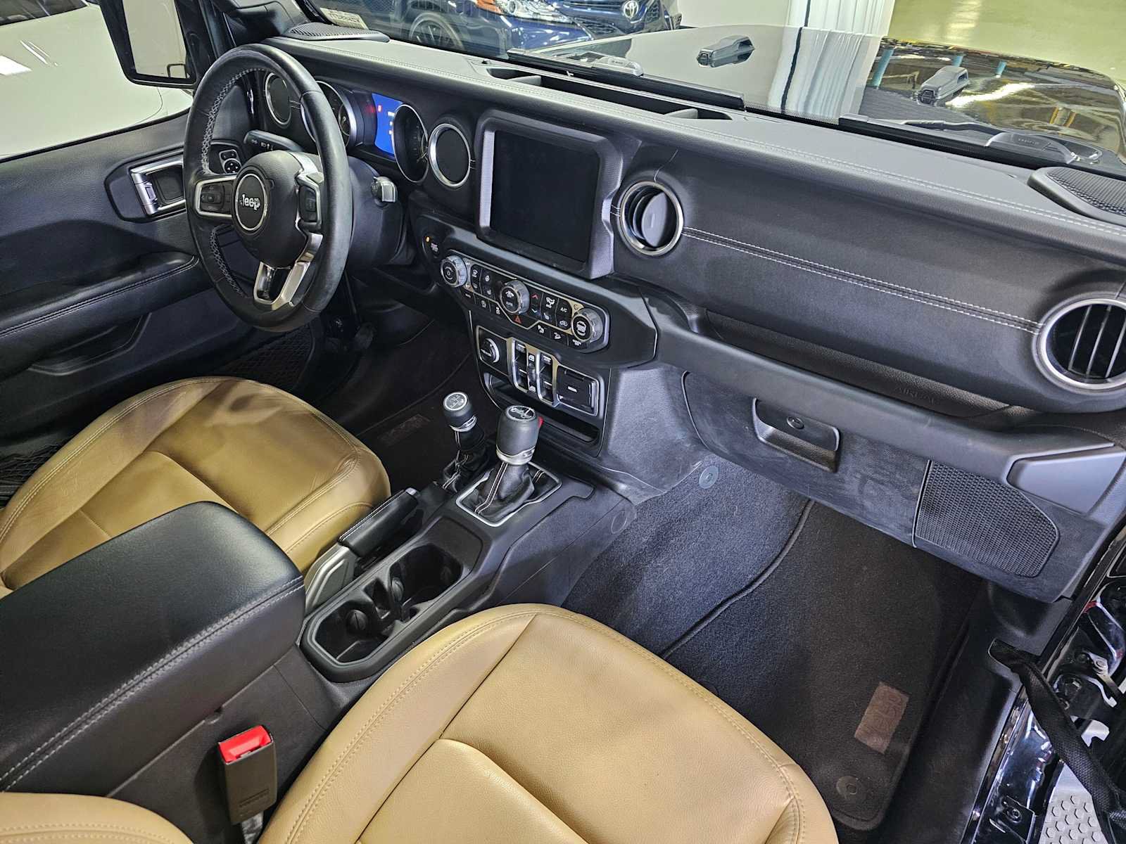 Used 2018 Jeep Wrangler Unlimited Sahara AWD/4WD image 11