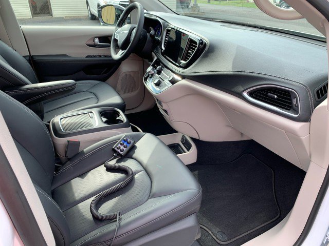 Used 2024 Chrysler Pacifica Touring-L image 16