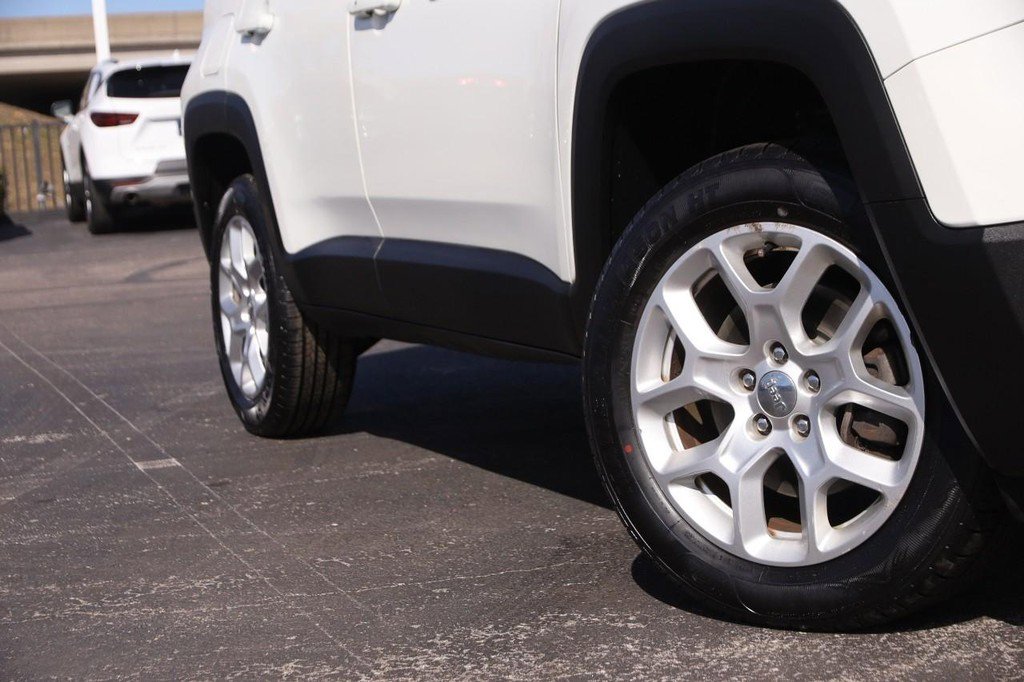 Used 2017 Jeep Renegade Latitude image 3