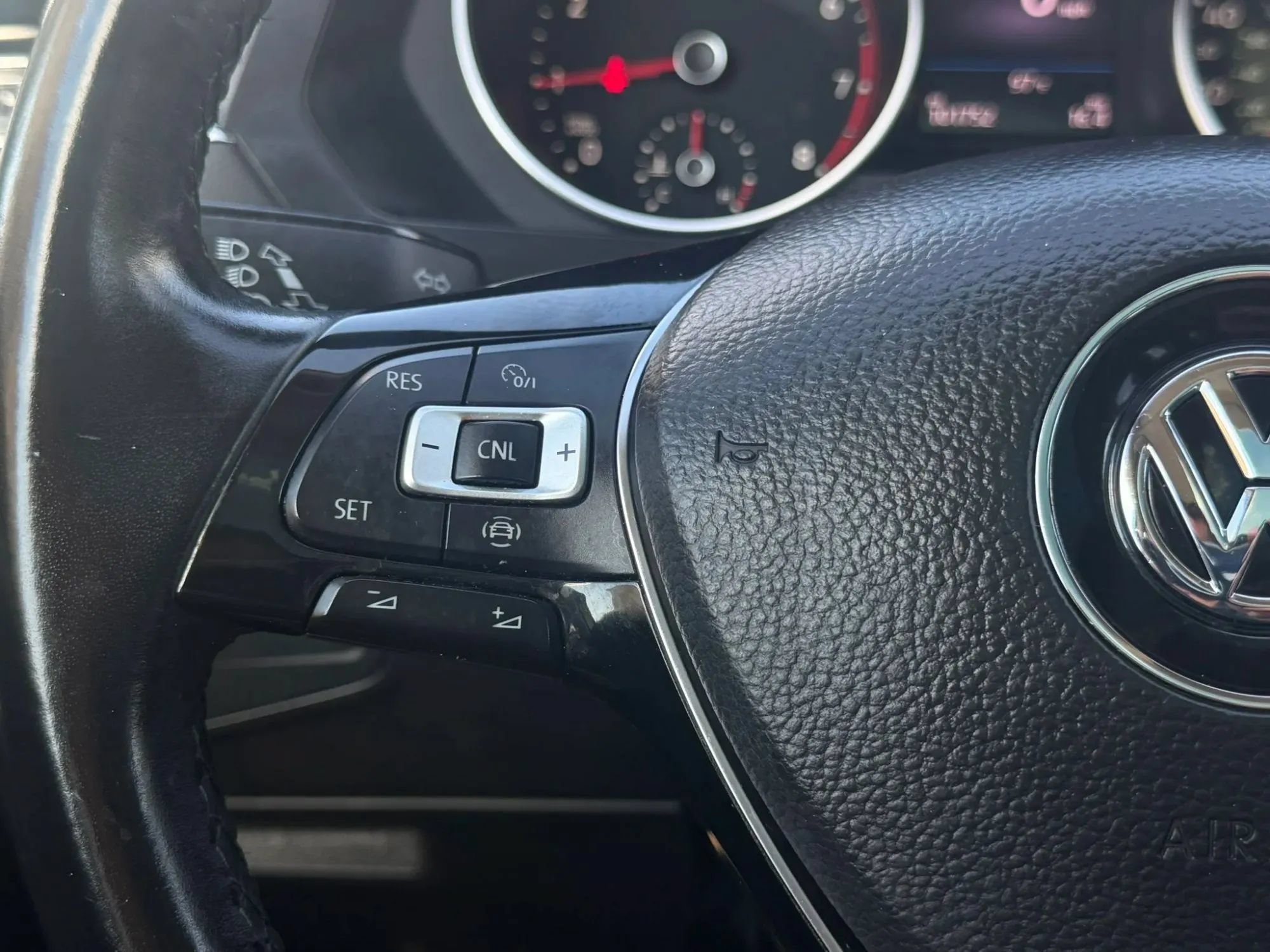 Used 2019 Volkswagen Tiguan SE w/ Panoramic Sunroof Package FWD image 18