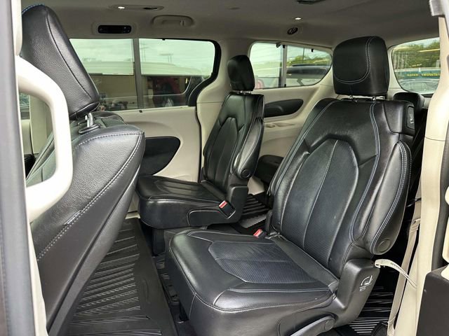 Used 2021 Chrysler Pacifica Touring-L w/ Uconnect Theater Family Group FWD image 5