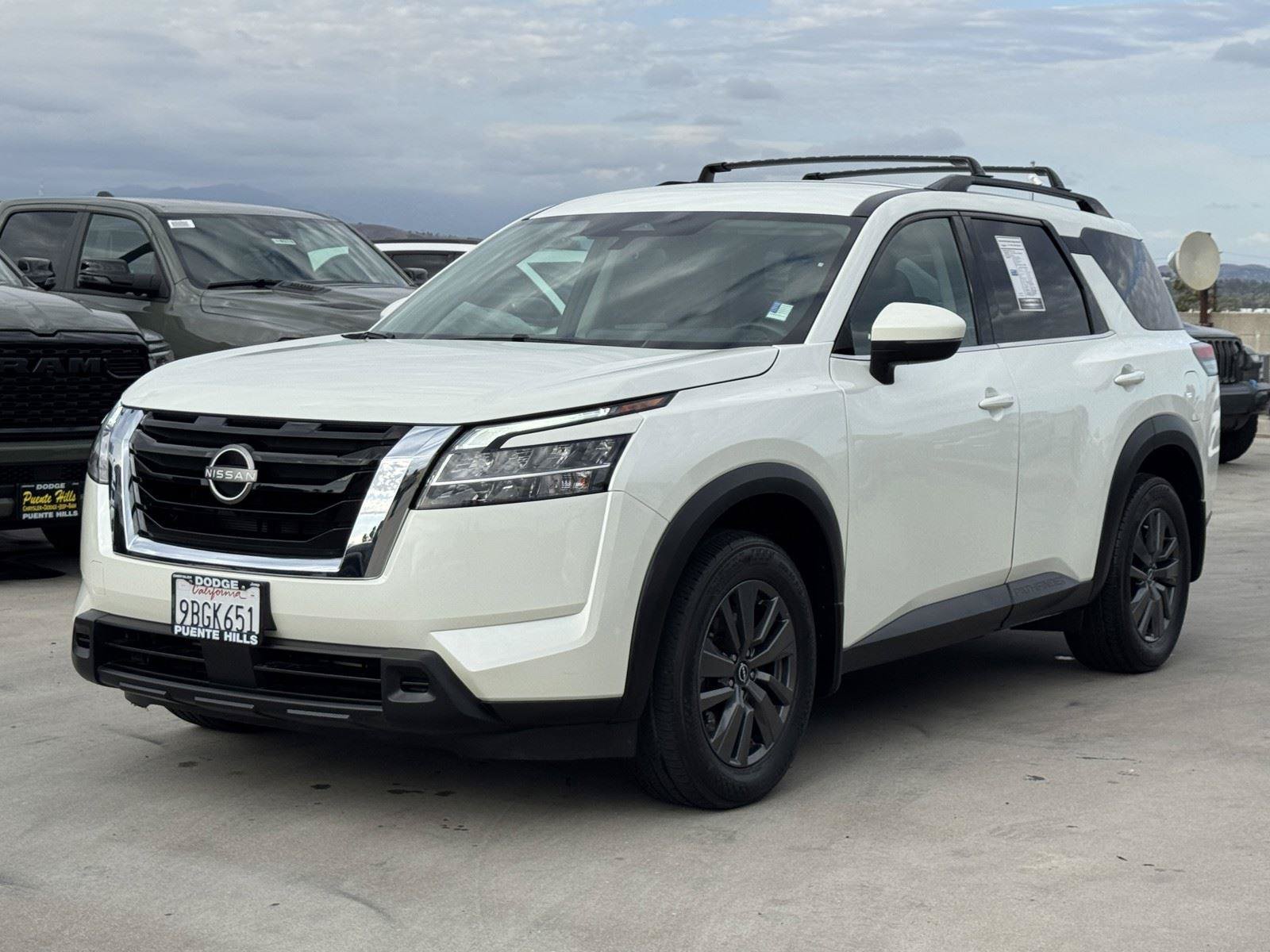 Used 2022 Nissan Pathfinder SV FWD image 3