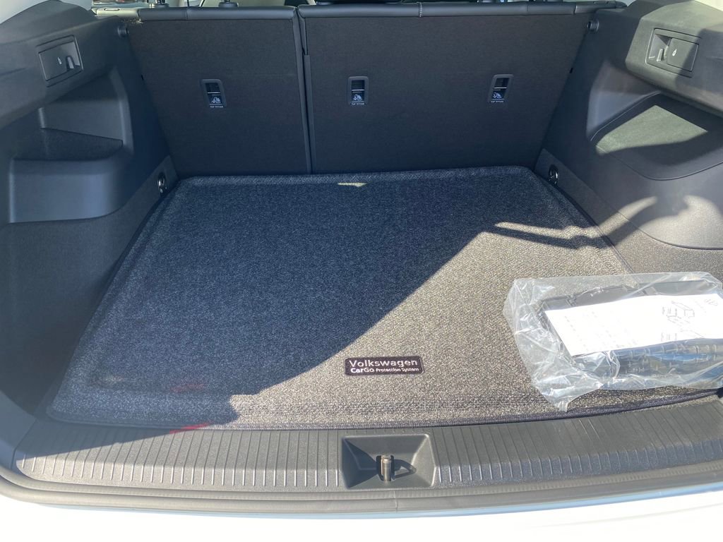 New 2025 Volkswagen Tiguan SE image 11