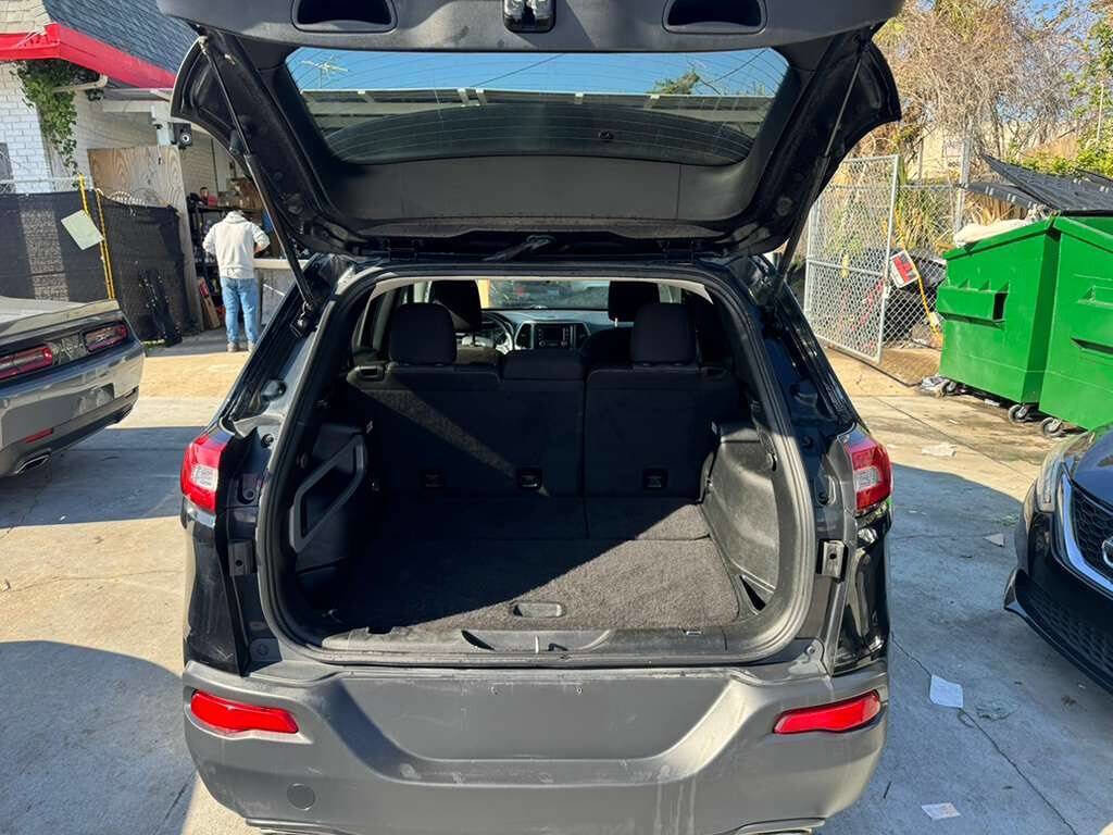 Used 2018 Jeep Cherokee Latitude image 3