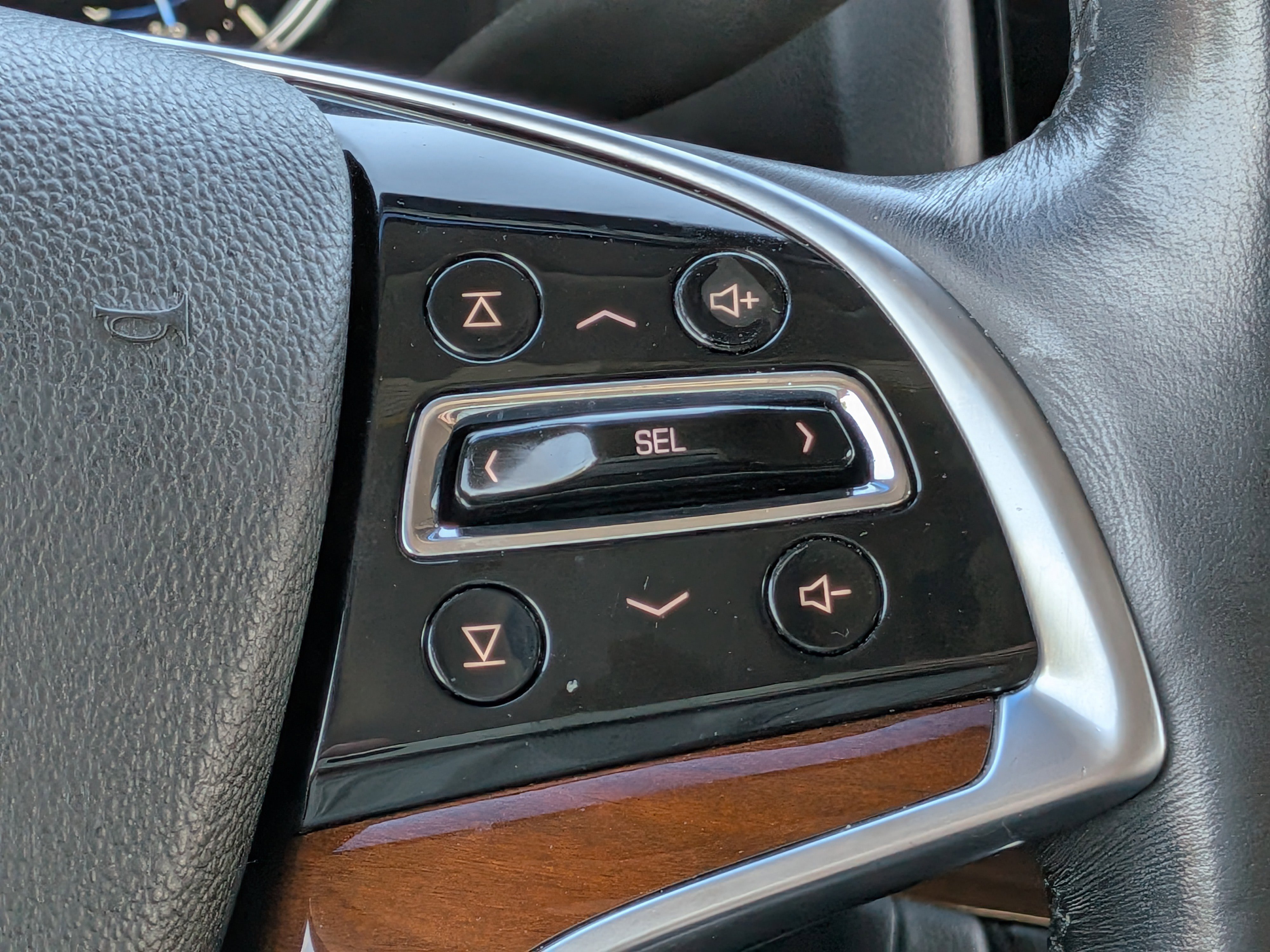 Certified 2018 Cadillac Escalade Premium Luxury AWD/4WD image 29
