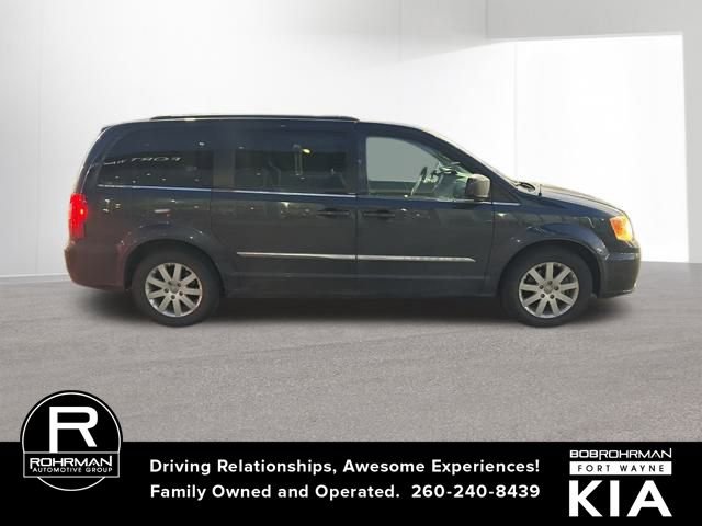 Used 2013 Chrysler Town & Country Touring image 6