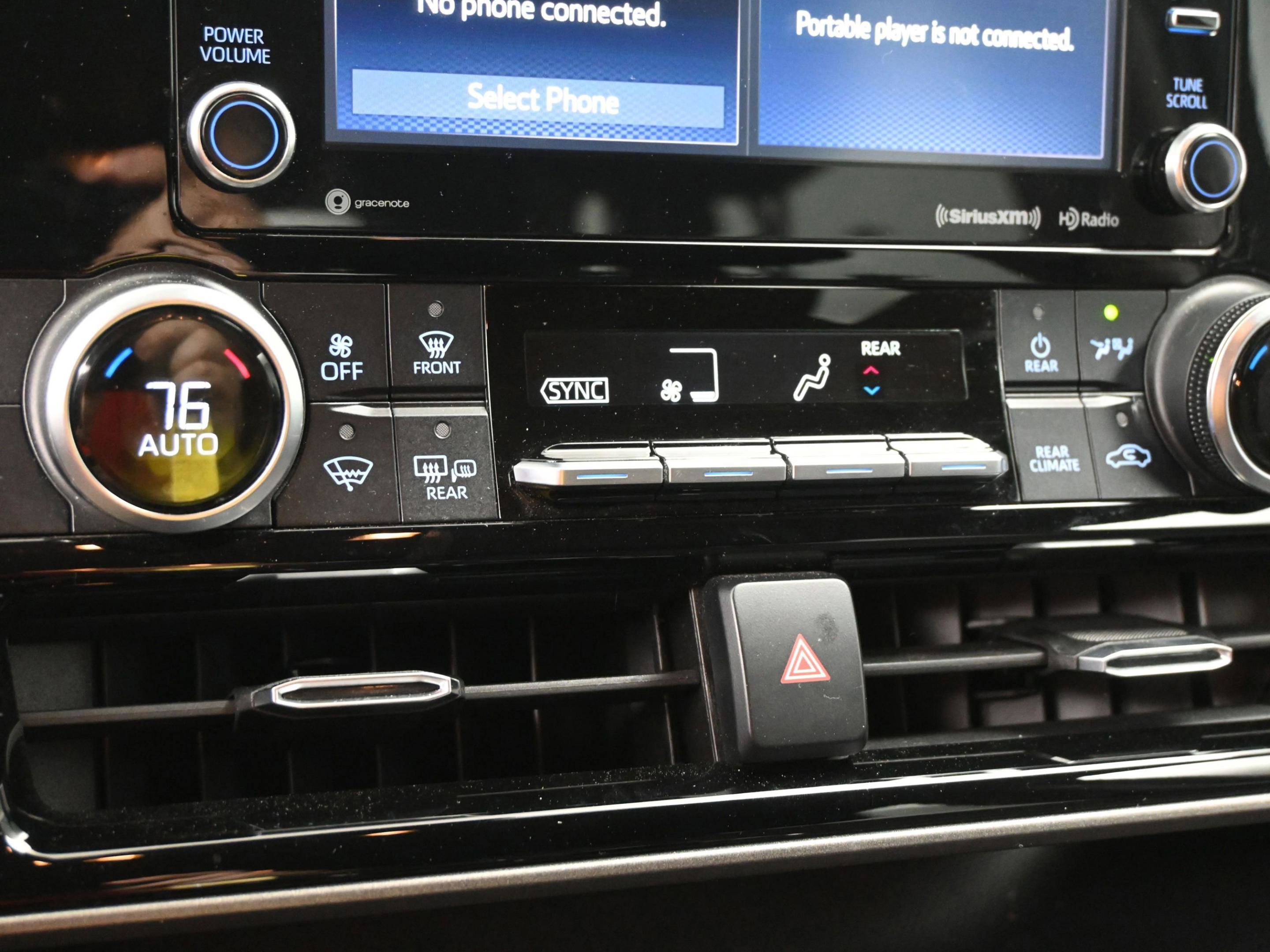 Used 2020 Toyota Highlander LE image 30