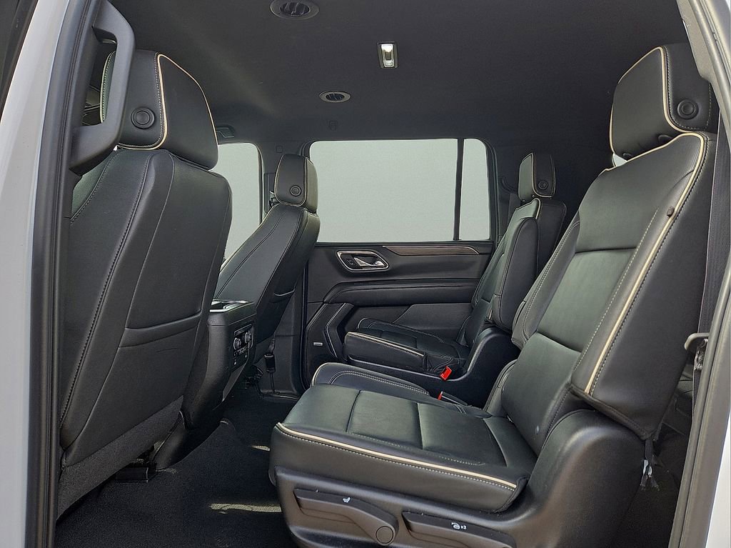 Used 2023 Chevrolet Suburban Premier image 16