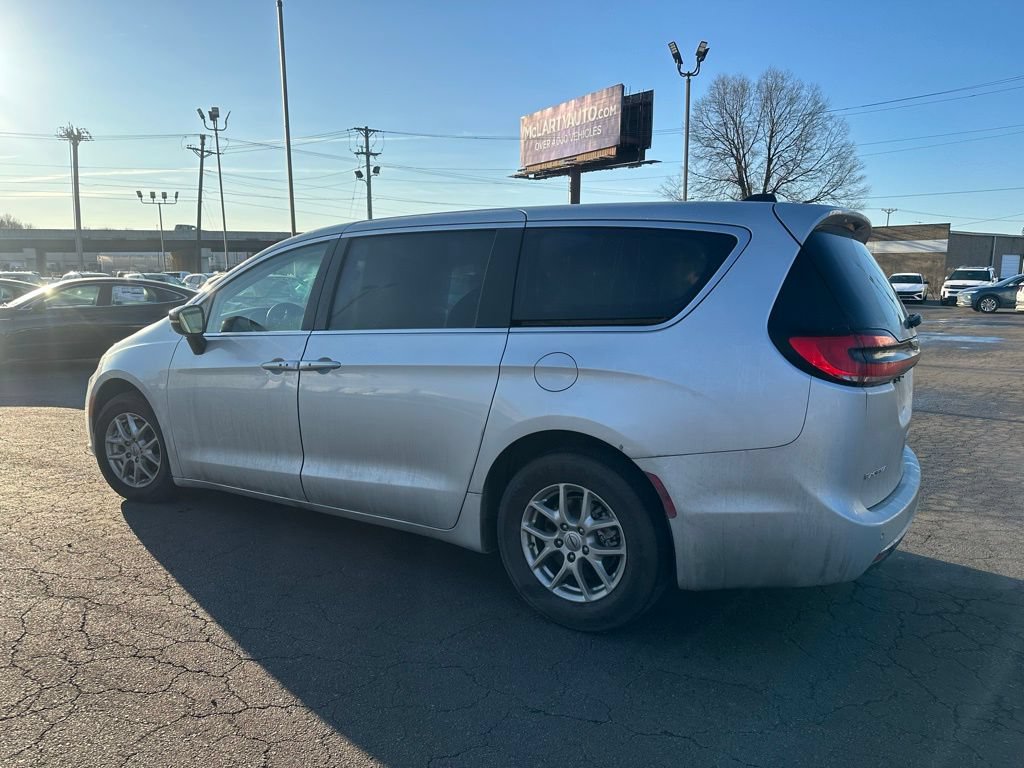 Used 2024 Chrysler Pacifica Touring-L FWD image 13