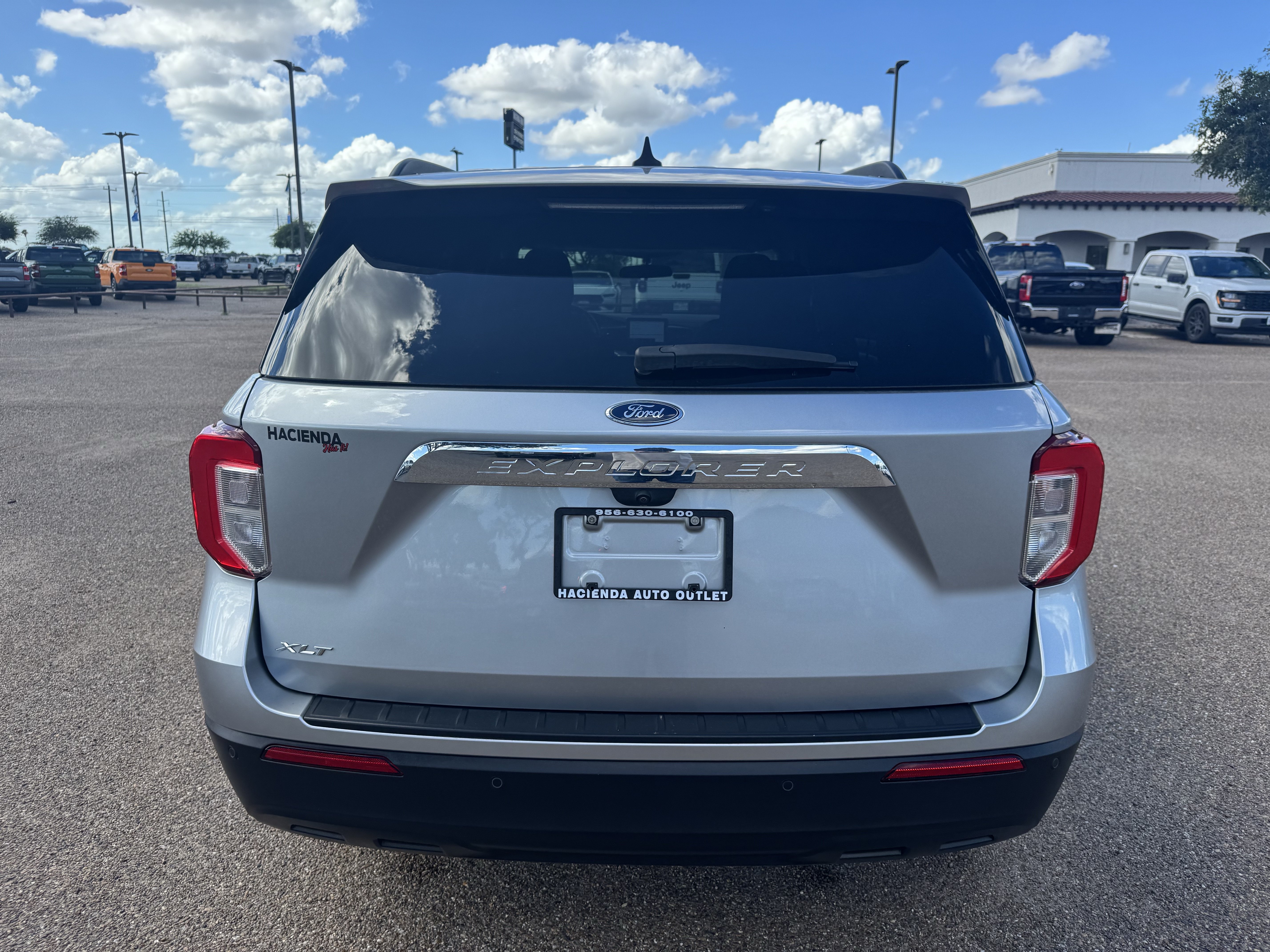 Used 2024 Ford Explorer XLT RWD image 3