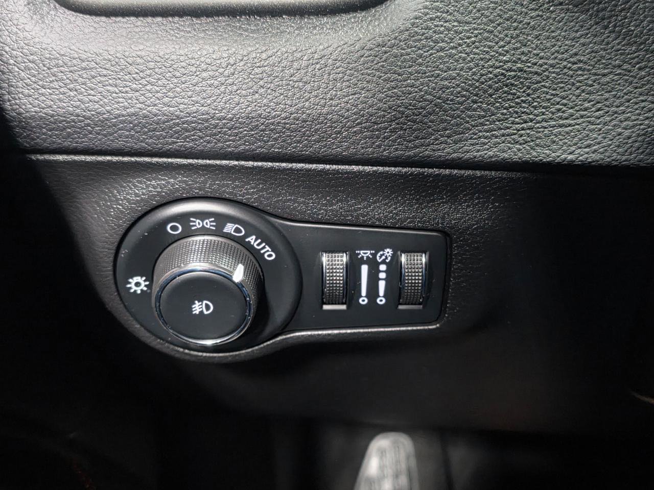 Used 2019 Jeep Compass Trailhawk w/ Leather Interior Group AWD/4WD image 37