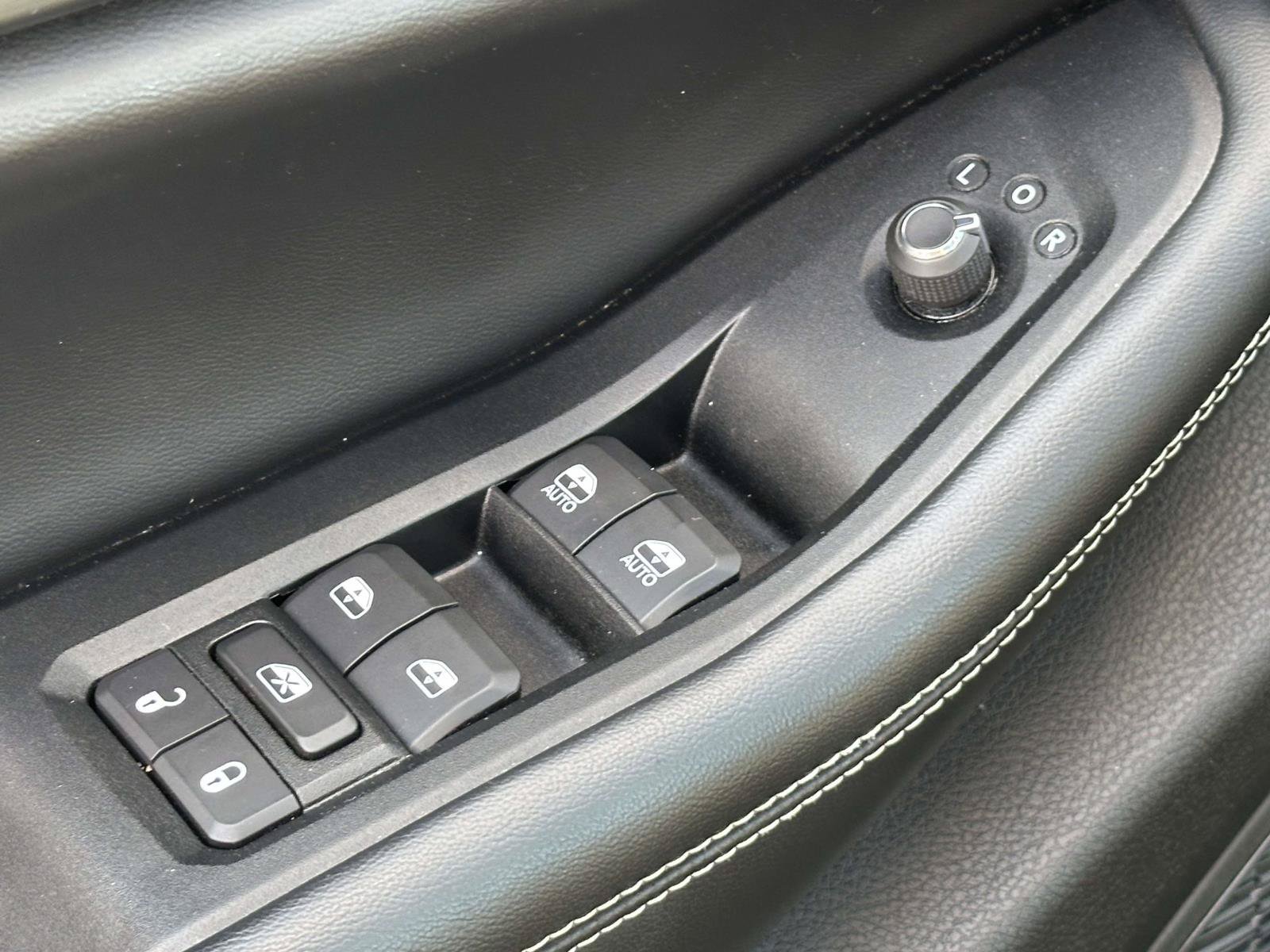 Used 2023 Jeep Grand Cherokee Laredo AWD/4WD image 16