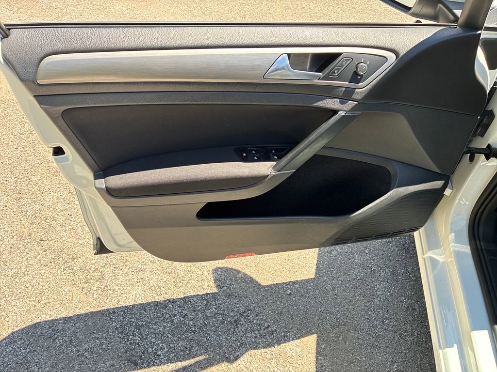 Used 2017 Volkswagen Golf S FWD image 10