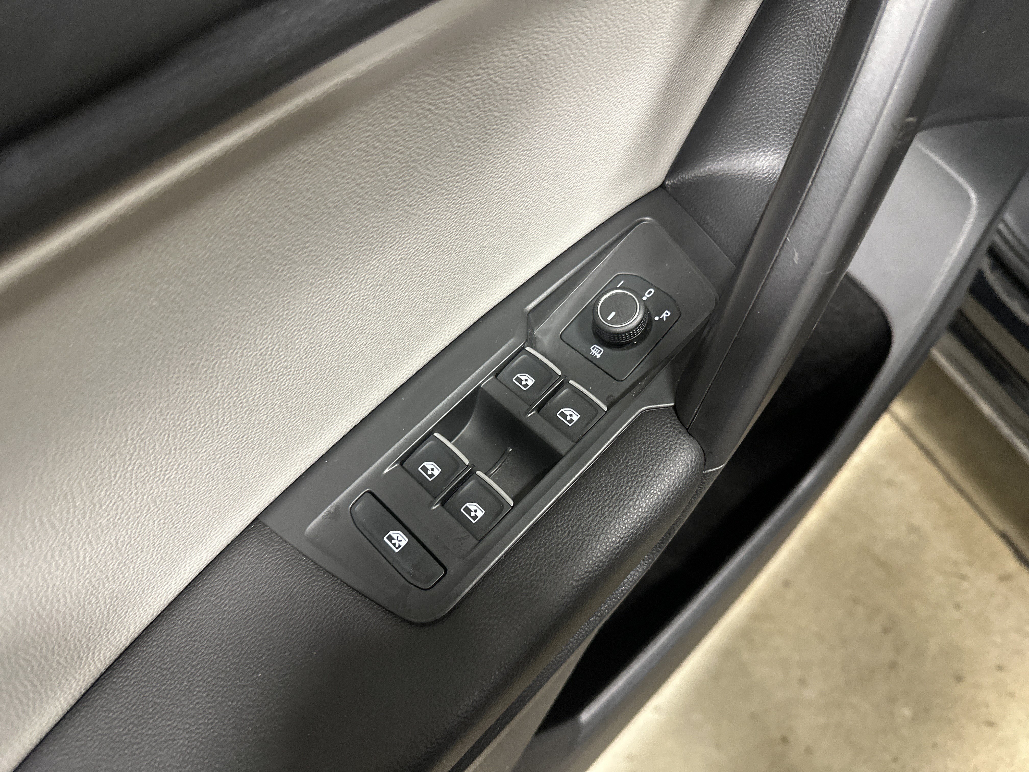 Used 2021 Volkswagen Tiguan SE AWD/4WD image 17