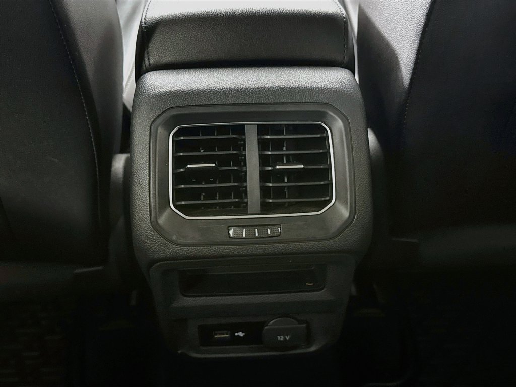 Used 2018 Volkswagen Tiguan SE AWD/4WD image 29