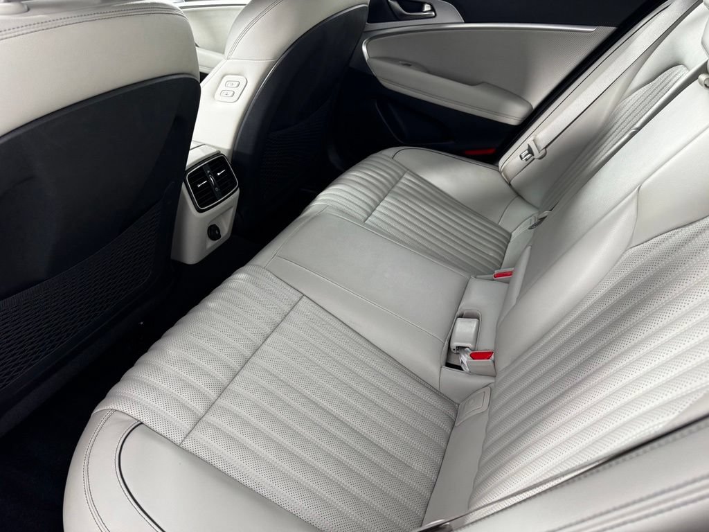 Used 2022 Genesis G70 2.0T w/ Prestige Package AWD/4WD image 15