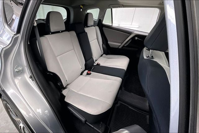 Used 2018 Toyota RAV4 XLE AWD/4WD image 19