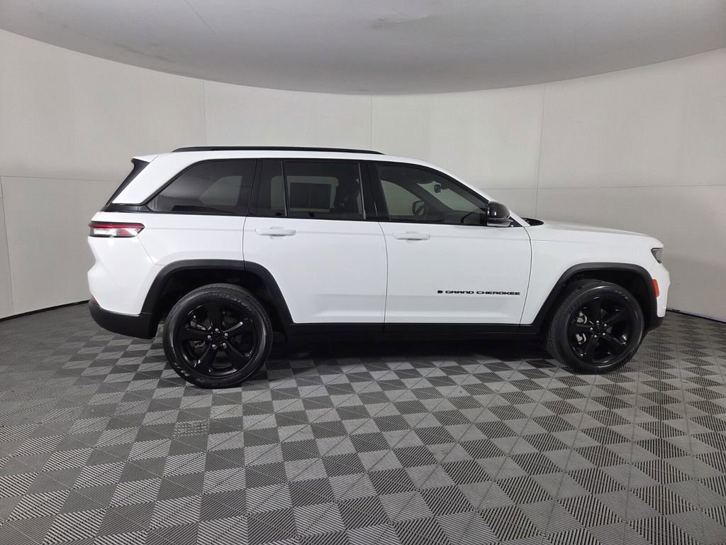 Certified 2023 Jeep Grand Cherokee Altitude image 3