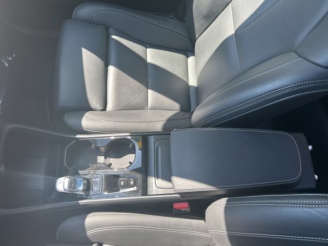 Certified 2025 Volvo XC40 B5 Plus AWD/4WD image 25