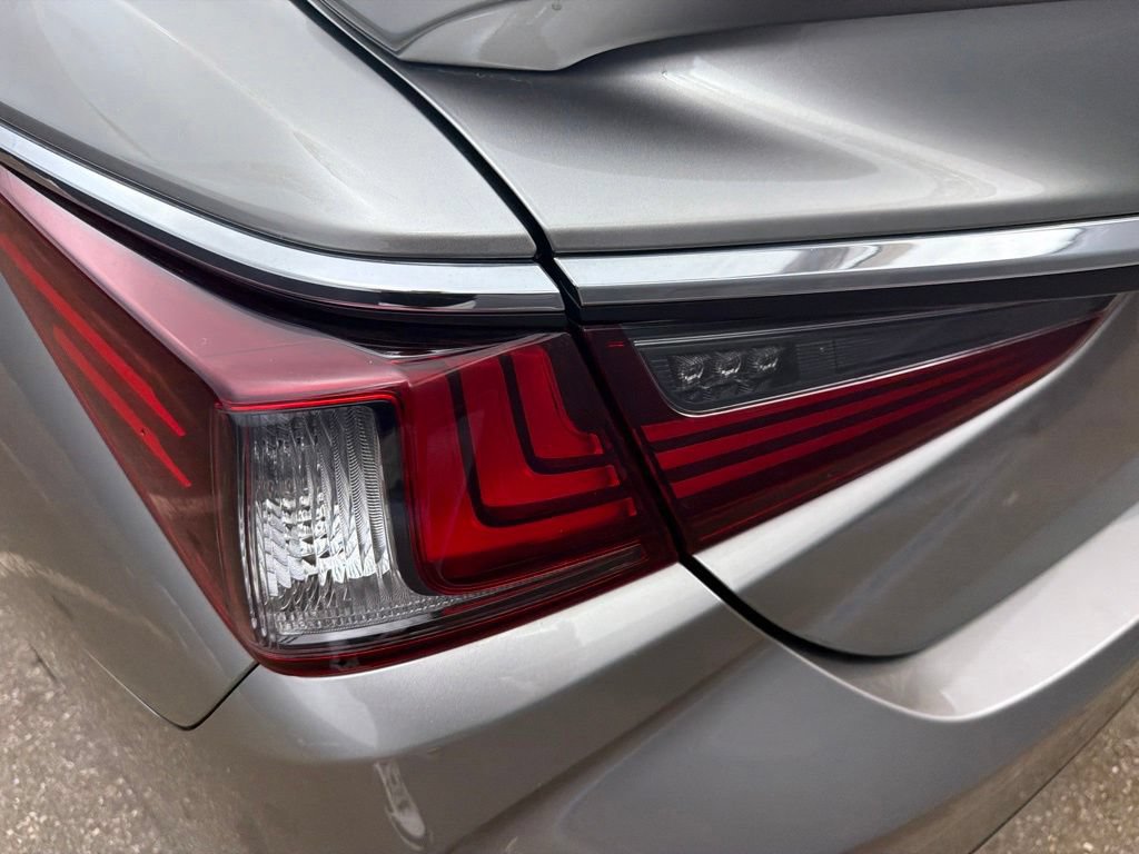 Used 2020 Lexus ES 300h w/ Luxury Package FWD image 23