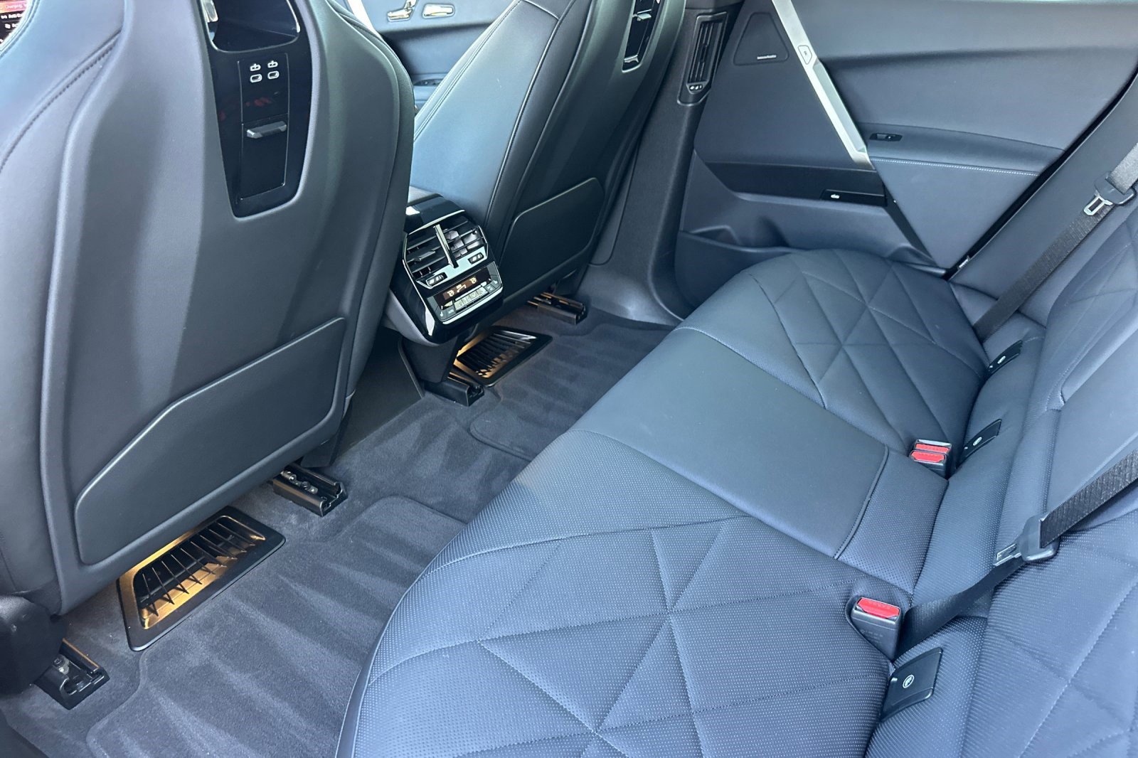 Certified 2023 BMW iX xDrive50 w/ Premium Package image 27