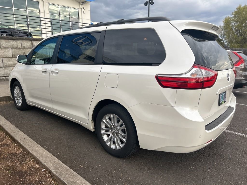 Used 2017 Toyota Sienna XLE w/ XLE Navigation Package image 7