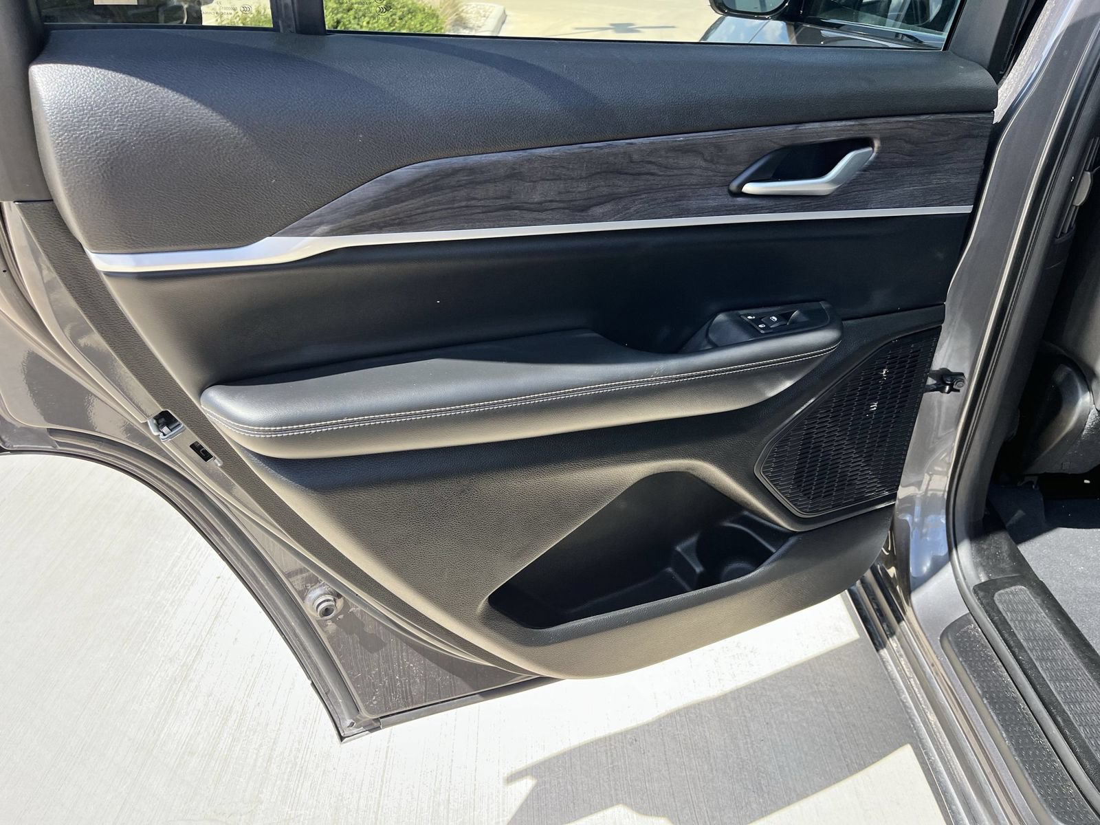 Used 2023 Jeep Grand Cherokee L Limited RWD image 18