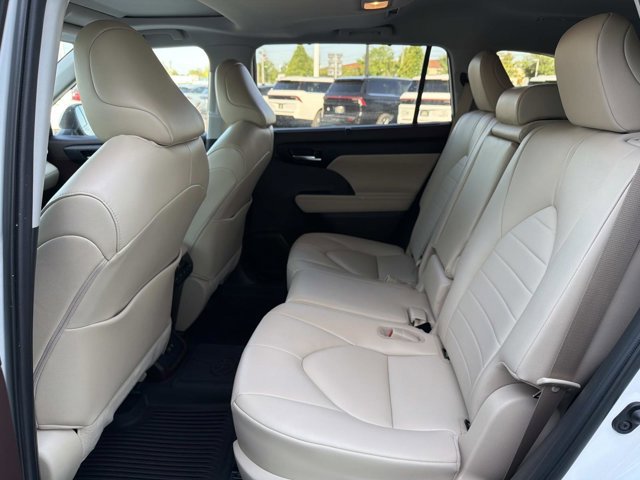 Used 2020 Toyota Highlander XLE AWD/4WD image 15