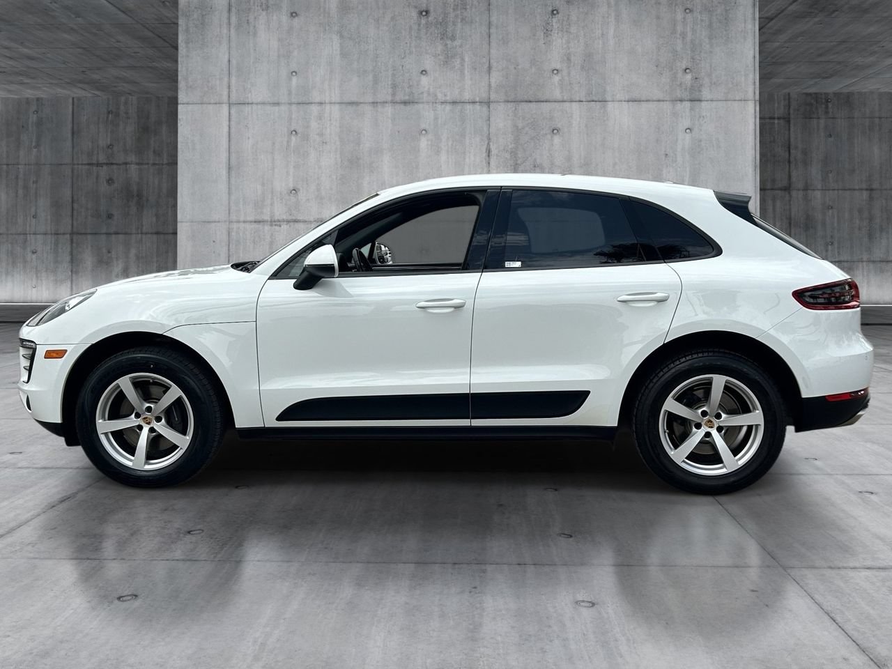 Used 2017 Porsche Macan AWD/4WD image 2