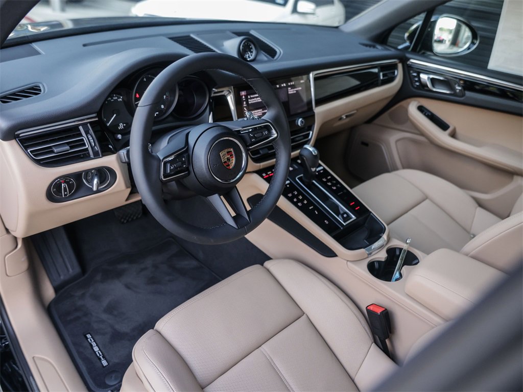 Used 2025 Porsche Macan image 4