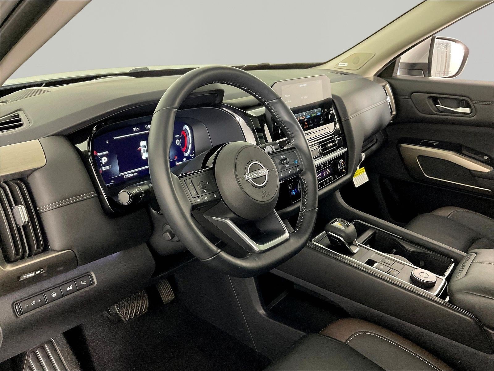 Used 2025 Nissan Pathfinder Platinum AWD/4WD image 17