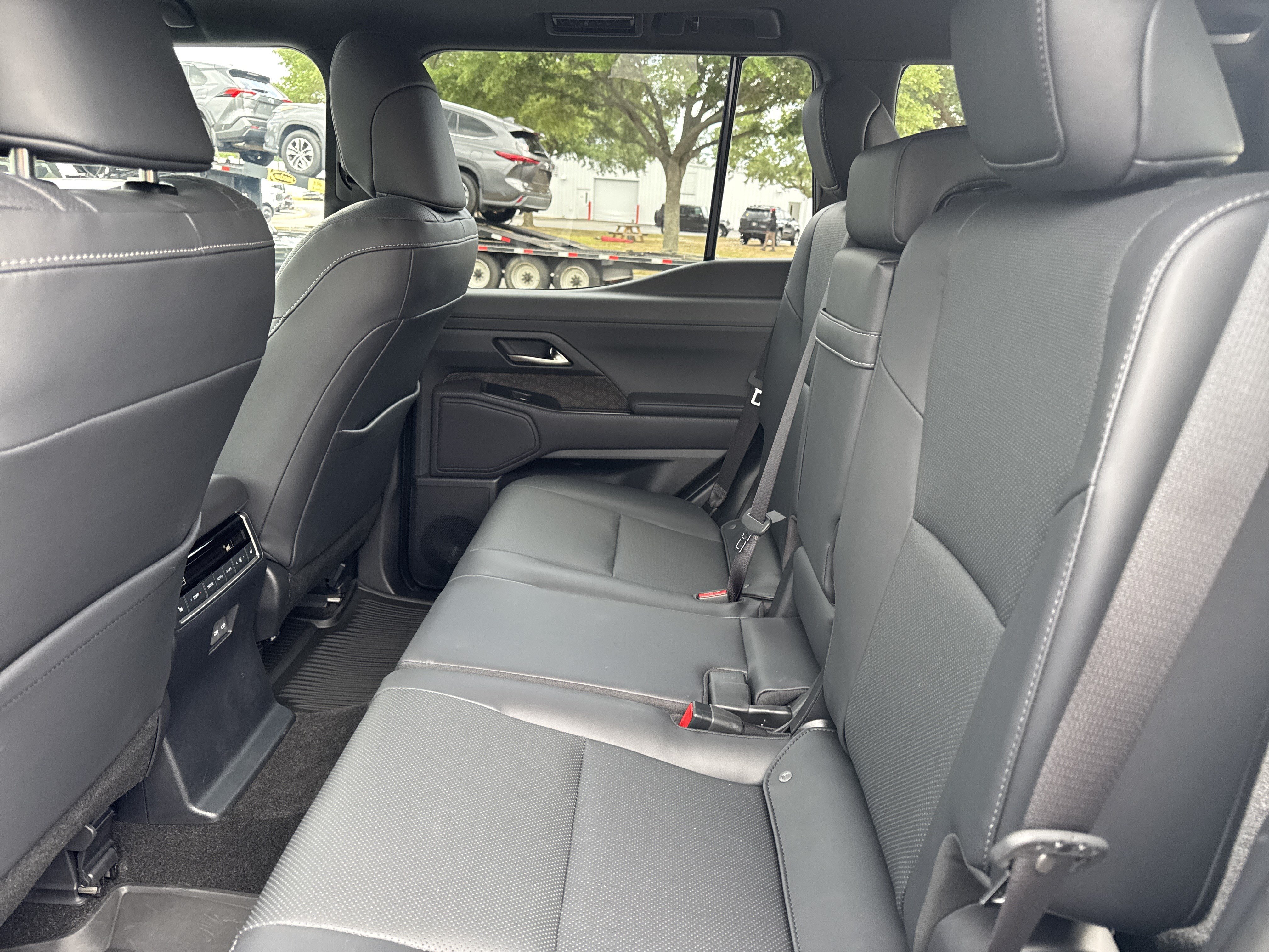 Used 2025 Lexus GX 550 w/ Accessory Package (2T) AWD/4WD image 23