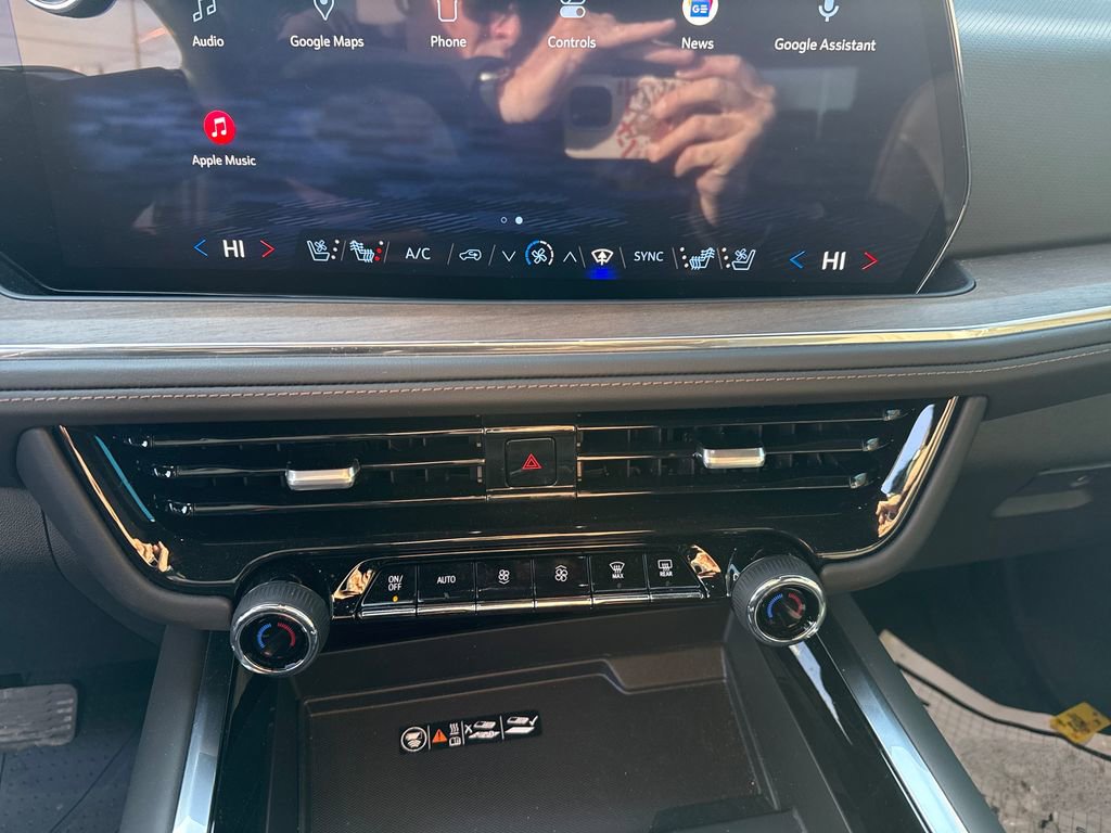 Used 2025 Chevrolet Suburban High Country image 23