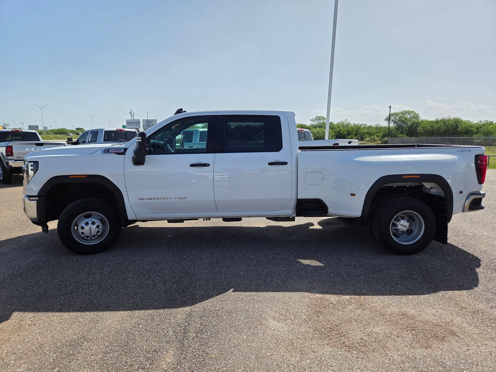 Used 2024 GMC Sierra 3500 Pro AWD/4WD image 4