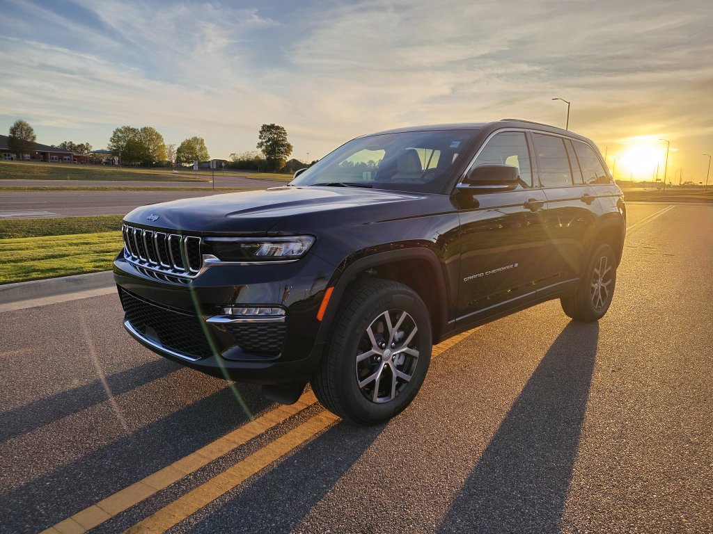 New 2025 Jeep Grand Cherokee Limited RWD image 4